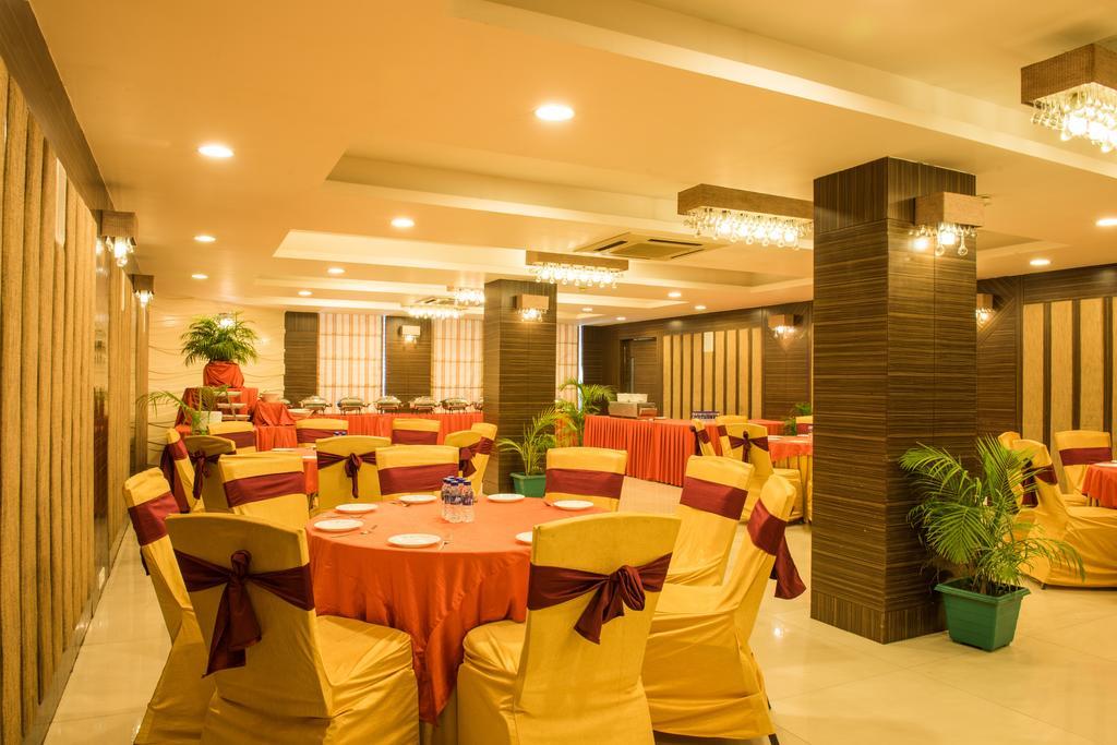 The Red Maple Mashal Indore Esterno foto